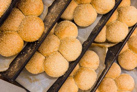 面包烘焙食品厂用新鲜产品生产照片